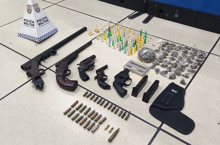 Vídeo – PM apreende grande quantidade de drogas e armas em bar desativado em São João da Barra