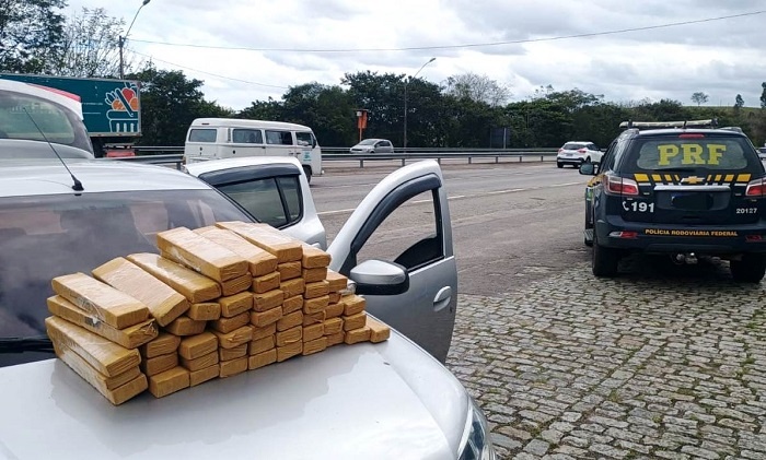 PRF e PF apreendem 51 kg de maconha e recuperam carro roubado na BR-101