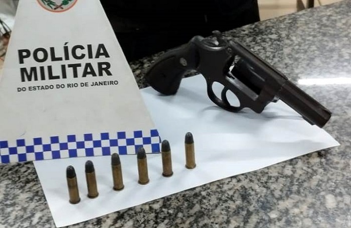 Vídeo – Troca de tiros termina com jovem preso com revólver e munições em SJB