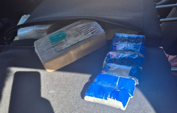 Motorista e passageira são presos pela PRF com drogas escondidas dentro de carro em Campos