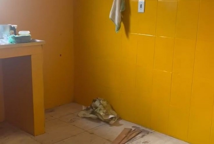 Vídeo – Casa é invadida e bandidos levam fogão, geladeira e TV em São João da Barra