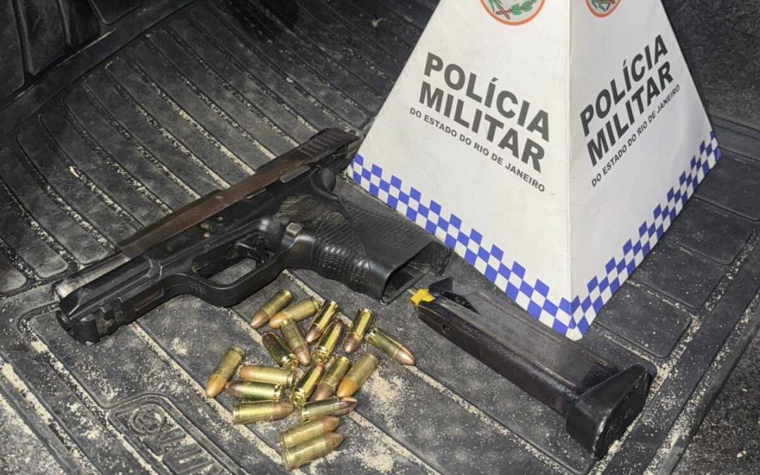 Vídeo: PM prende homem com pistola e kit rajada, fabricada em Miami (EUA), em São João da Barra