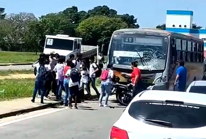 Vídeos – Em Campos: Mulher se joga de ponte no rio Paraíba do Sul e três acidentes deixam quatro feridos em menos de duas horas