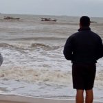 Vídeo - Barco naufraga na praia do Açu e é retirado do mar - Pescadores foram socorridos barco