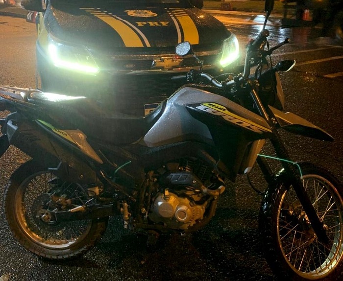 PRF recupera motocicleta roubada e prende condutor por receptação na BR-101 em Campos