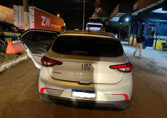 PRF recupera carro roubado na BR-101, em Campos dos Goytacazes