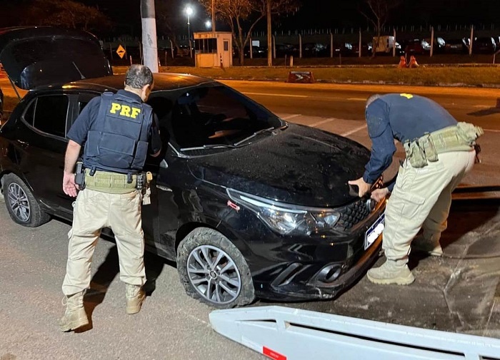PRF intercepta veículo e identifica homem com mandado de prisão por homicídio na BR-101 em Campos