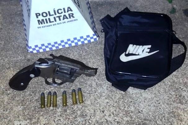 Revólver e munições são apreendidos em SJB e três homens são detidos