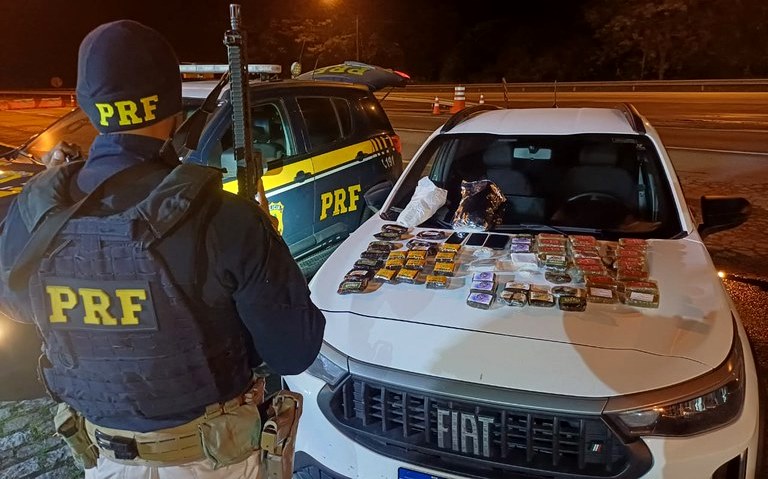 PRF apreende drogas durante abordagem na BR-101, em Casimiro de Abreu