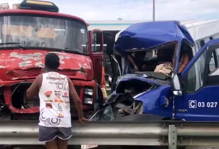Vídeos – Idosa morre após grave acidente entre van e caminhão na BR-101 em Campos