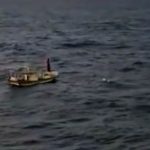 Vídeo - Embarcação naufraga e tripulante se joga no mar ao fugir da Marinha do Brasil em São João da Barra barco
