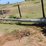 Vídeo - Postes caem e deixam moradores sem energia em São João da Barra poste
