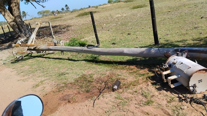 Vídeo – Postes caem e deixam moradores sem energia em São João da Barra