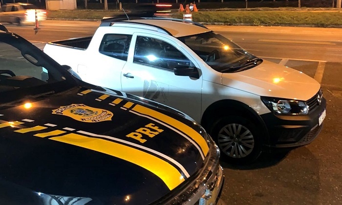 PRF recupera veículo roubado e prende dois homens na BR-101 em Campos dos Goytacazes