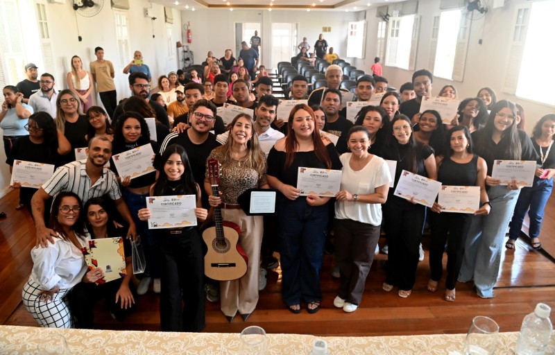 Jovens recebem certificados de oficinas da Casa da Juventude de SJB
