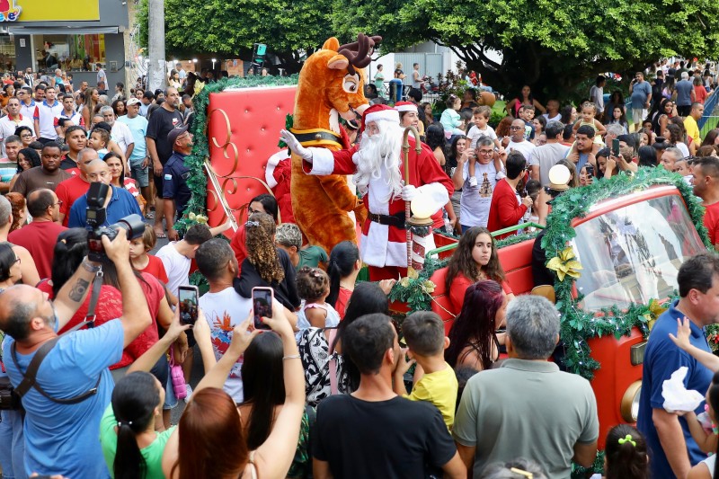 Vídeo – SJB abre a magia do Natal com a casa cheia