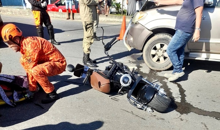 Vídeo – Acidente entre carro e bicicleta elétrica deixa dois feridos na RJ-216, em Campos