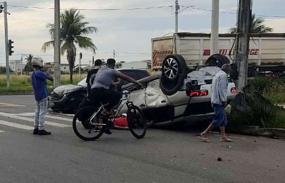 Carro capota após colisão e deixa homem ferido em Campos