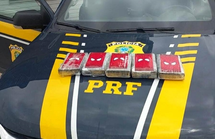 Vídeo – PRF apreende mais de 5 kg de cocaína após motorista fugir para área de mata na BR-356
