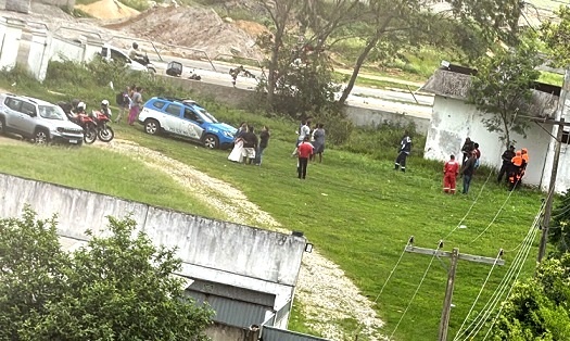 Jovem morre após levar choque elétrico em terreno de Campos