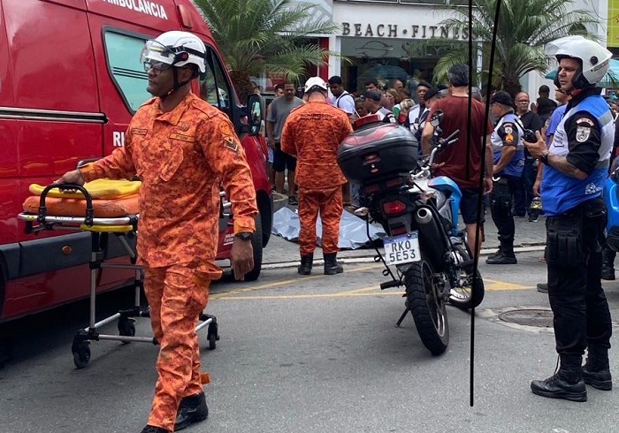 Vídeos – Homem morre após avançar contra policial na Pelinca em Campos