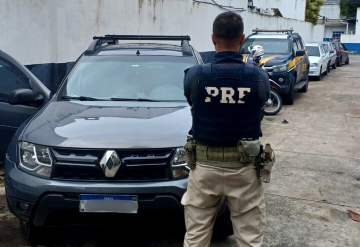 Veículo roubado no Rio é recuperado pela PRF na BR-101, em Campos