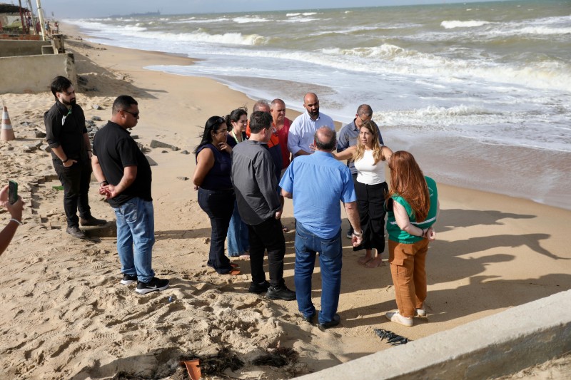 Vídeo – Prefeita Carla Caputi participa de vistoria técnica em praias afetadas pela erosão em SJB