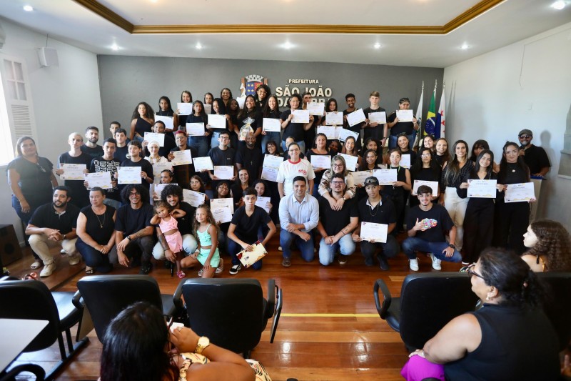 Participantes de oficinas da Casa da Juventude recebem certificados