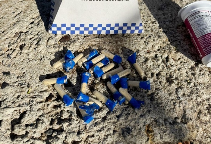 Polícia encontra pinos de cocaína escondidos em via pública em Atafona