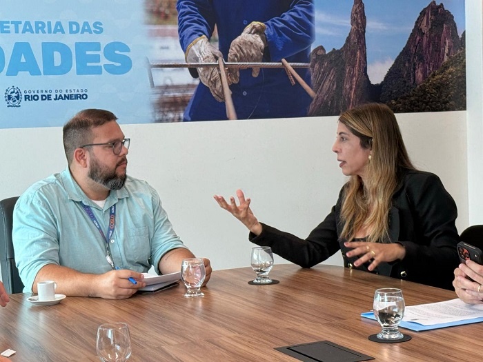 Prefeita Carla Caputi busca alinhamento com o Estado para asfaltamento da orla de Grussaí