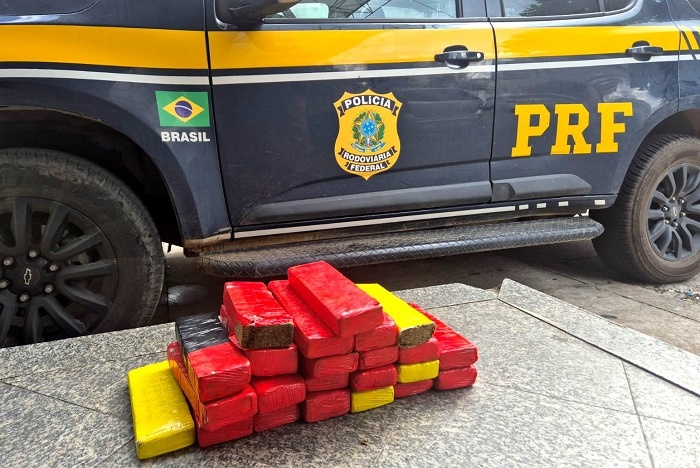 Vídeo – PRF apreende mais de 18 kg de maconha em veículo abordado em Campos dos Goytacazes