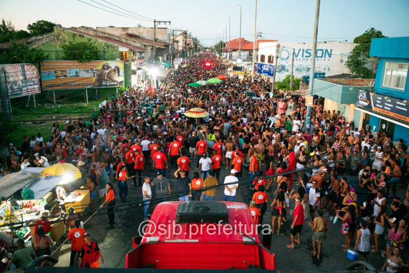 Trios elétricos e blocos arrastam multidões na Avenida do Samba