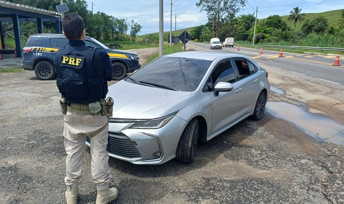 Veículo com registro de roubo é recuperado pela PRF na BR-101, em Campos dos Goytacazes