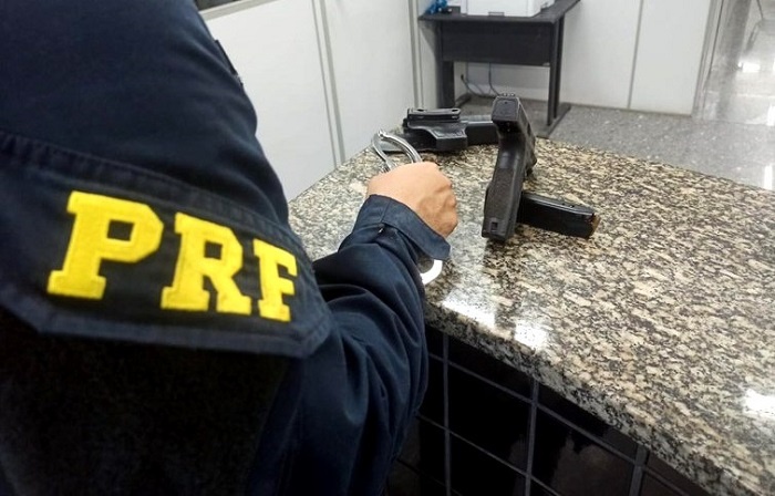 PRF prende homem por porte ilegal de arma de fogo de uso restrito em Campos
