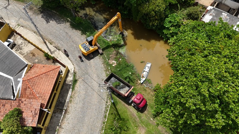 Iniciada limpeza e desassoreamento do Canal Vila Esperança em Atafona
