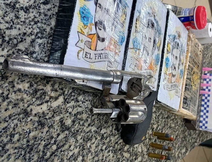 Polícia apreende 4 kg de pasta base de cocaína e revólver em Atafona, São João da Barra