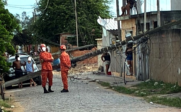 Postes caem e deixam moradores sem energia em São João da Barra