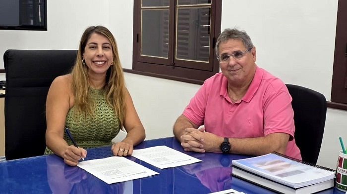 Carla Caputi assina termo de cooperação com o INPH para estudo de ações emergenciais contra a erosão no Açu