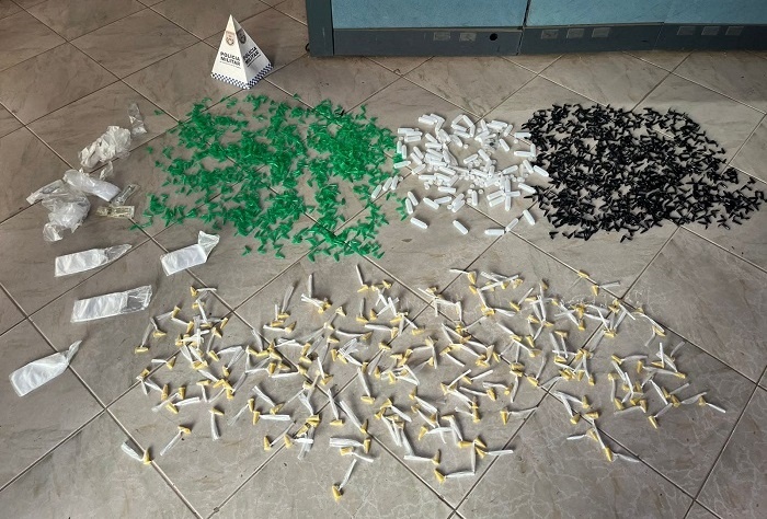 PM apreende pinos de cocaína e material para endolação em canavial em São Francisco de Itabapoana