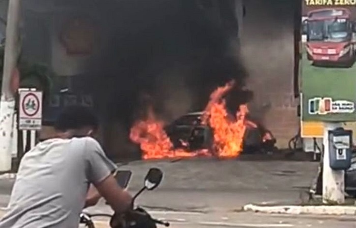 Vídeo – Carro pega fogo em posto de combustíveis de São João da Barra
