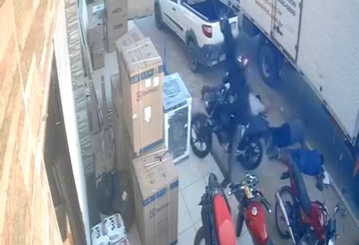 Vídeos – Bandidos armados assaltam comércio e fogem levando motocicleta em SJB