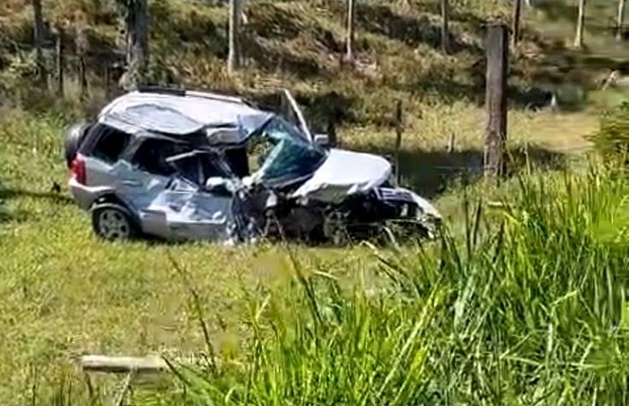 Vídeo – Colisão entre ônibus e carro deixa motorista ferido na BR 356