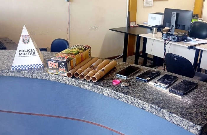 Jovens são conduzidos à delegacia após apreensão de drogas e fogos em São João da Barra