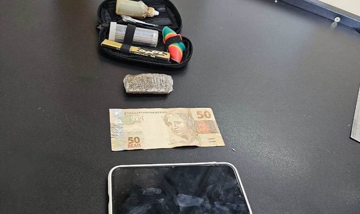 Adolescente é flagrado com maconha após abordagem policial em São João da Barra
