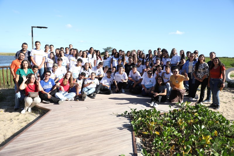 Jovens recebem certificados de curso de Informática em SJB