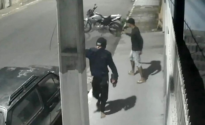 Vídeo – Homens armados roubam moto no Centro de São João da Barra