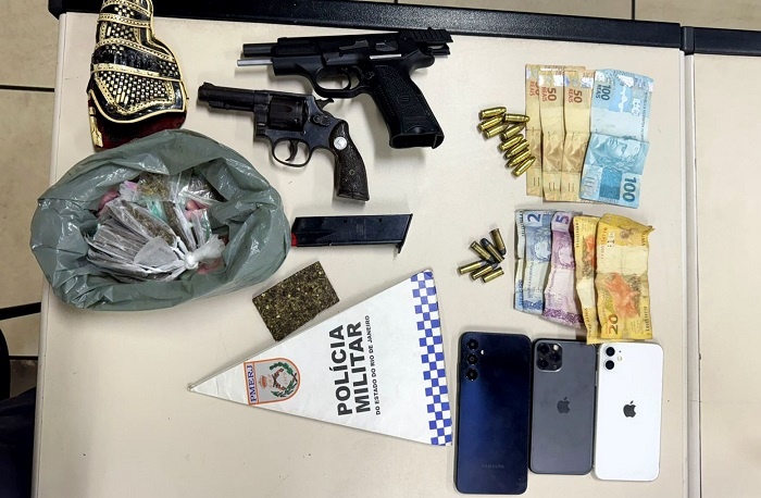 PM apreende armas, drogas e prende quatro pessoas em operação contra o tráfico em São João da Barra