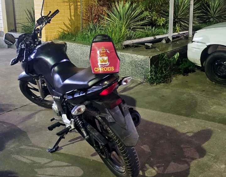 Jovem é detido com motocicleta sem placa durante festa em Atafona, em São João da Barra