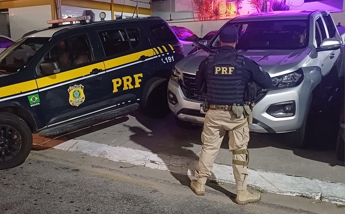 PRF recupera caminhonete roubada no RJ; homem é detido