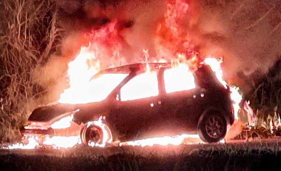Vídeo – Carro pega fogo e fica destruído na BR-356, em São João da Barra